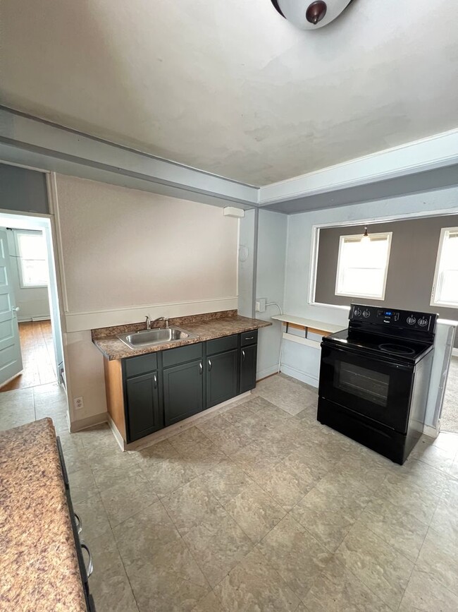 Building Photo - AVAILABLE JUNE - 4 Bed 1 Bath House in the...