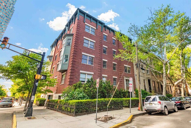 Building Photo - 63 Sussex St