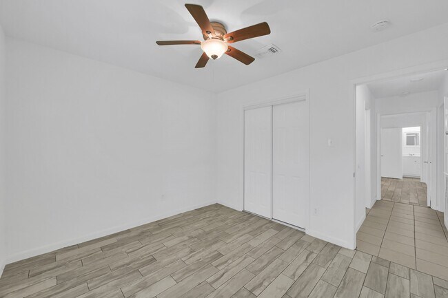 Building Photo - 3 W Woodtimber Ct