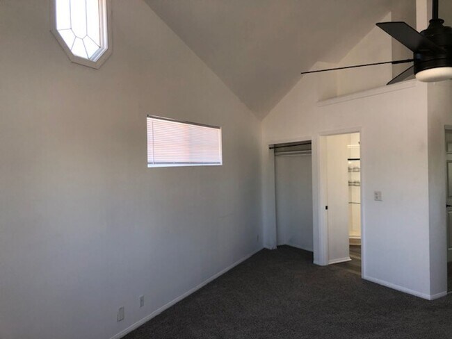 Building Photo - 4517 E Lavante St