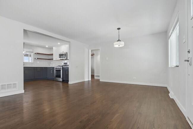 Building Photo - 3 bed 1 bath Ranch in Lowry in Denver