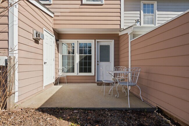 Building Photo - Close to UNC - 2 bedroom available now!