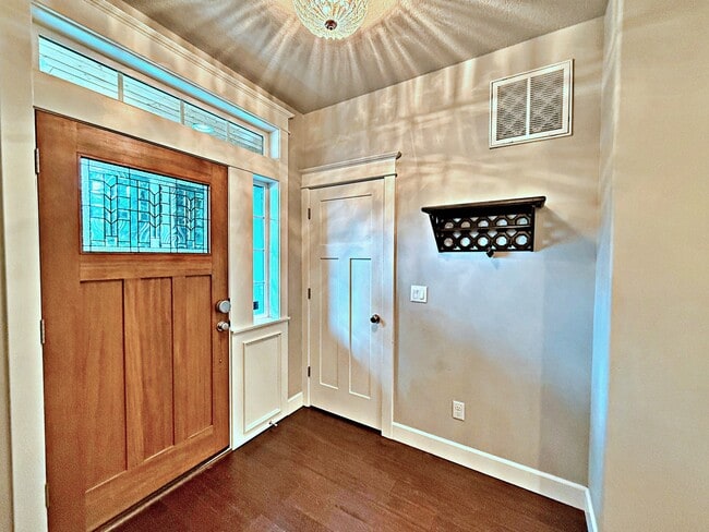 Building Photo - 1707 SW Moss St