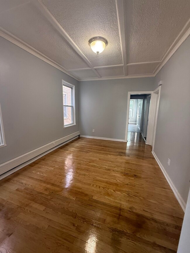 Building Photo - 631A Garfield Ave
