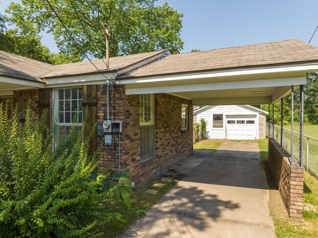 Building Photo - Freshly Updated 3 Bedroom Home