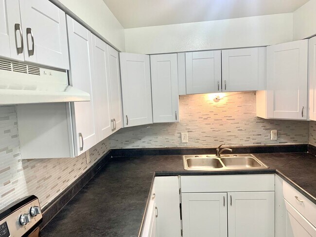 Building Photo - Spacious 3 bed, 2 bath upstairs, condo in Central Phoenix