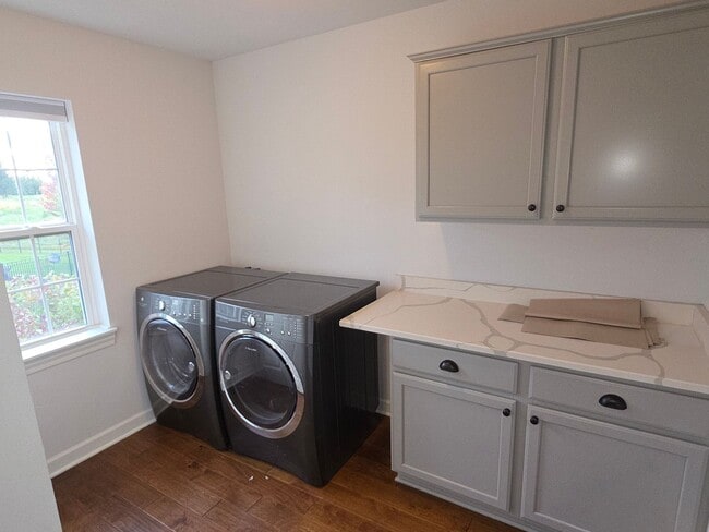 Building Photo - Like New 5 bedroom Pewaukee home in Broken...