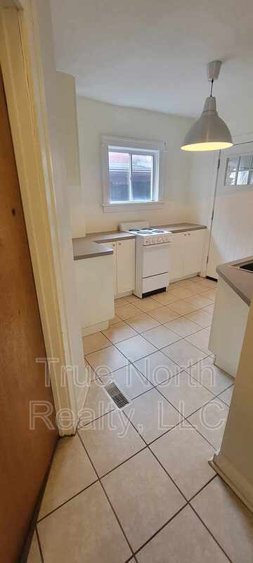 Building Photo - 1683 1/2 Oak Street