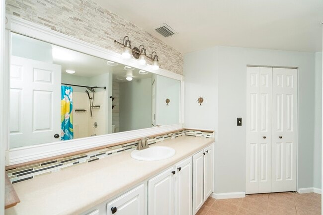 Building Photo - 1005 Bella Vista Blvd