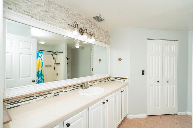 Building Photo - 1005 Bella Vista Blvd