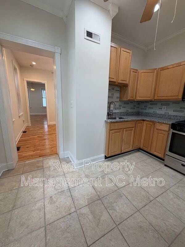 Building Photo - 1219 Pleasant St SE