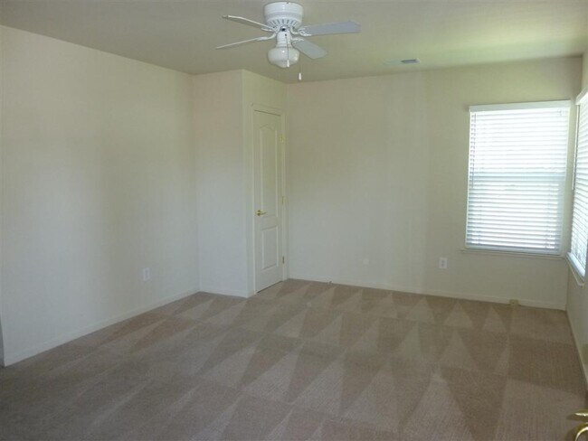 Building Photo - DOWNTOWN PLEASNTON Home with WASHER AND DRYER - 1 CAR GARAGE