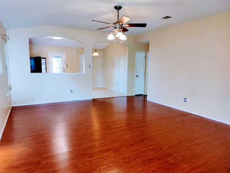 Building Photo - 823 Sugar Brook Dr