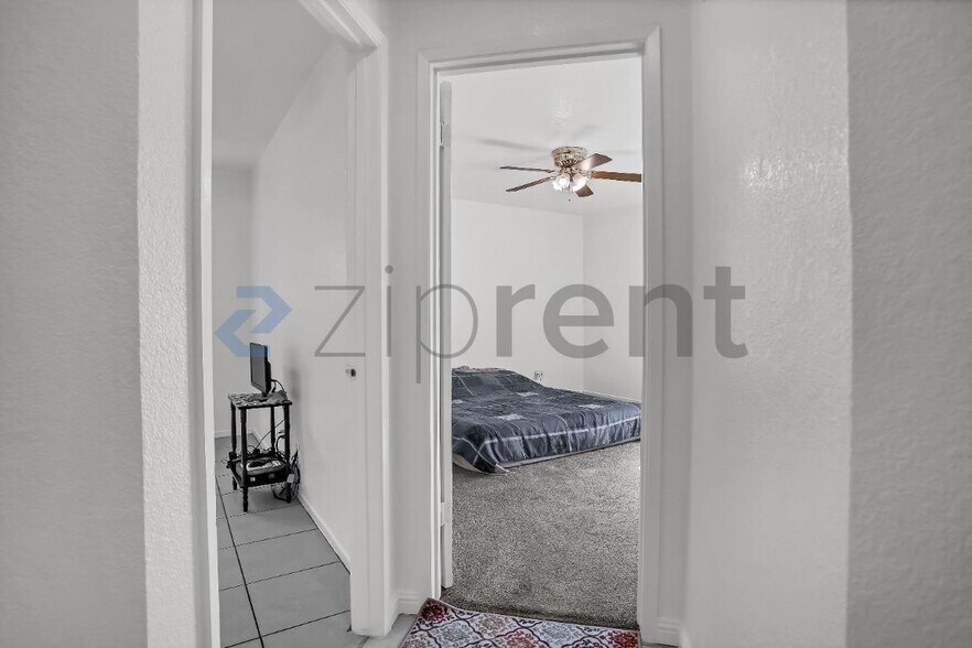 Building Photo - Unit