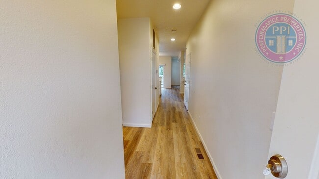 Building Photo - Updated Beatiful Townhome! Large open Kitc...