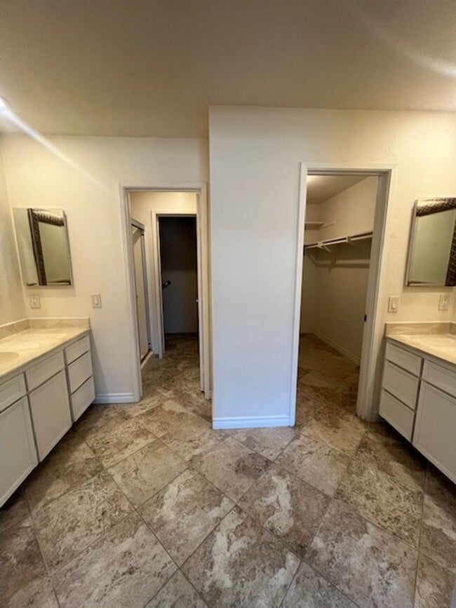 Building Photo - 3 Bedroom 2 Bath Condo in Beautiful La mes...