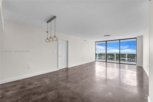 Building Photo - 20515 E Country Club Dr