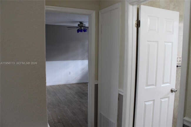 Building Photo - 2740 SW 46th St