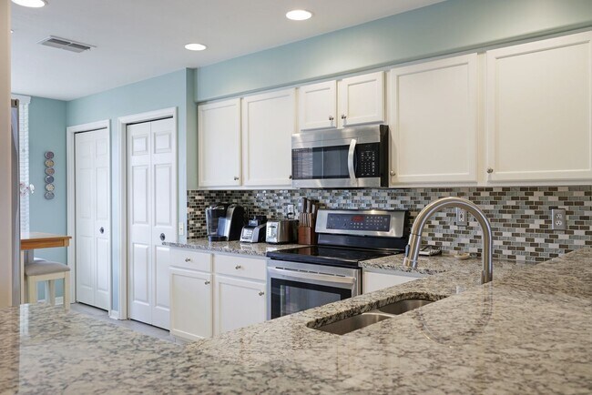 Building Photo - Beautiful Condo with Lake View