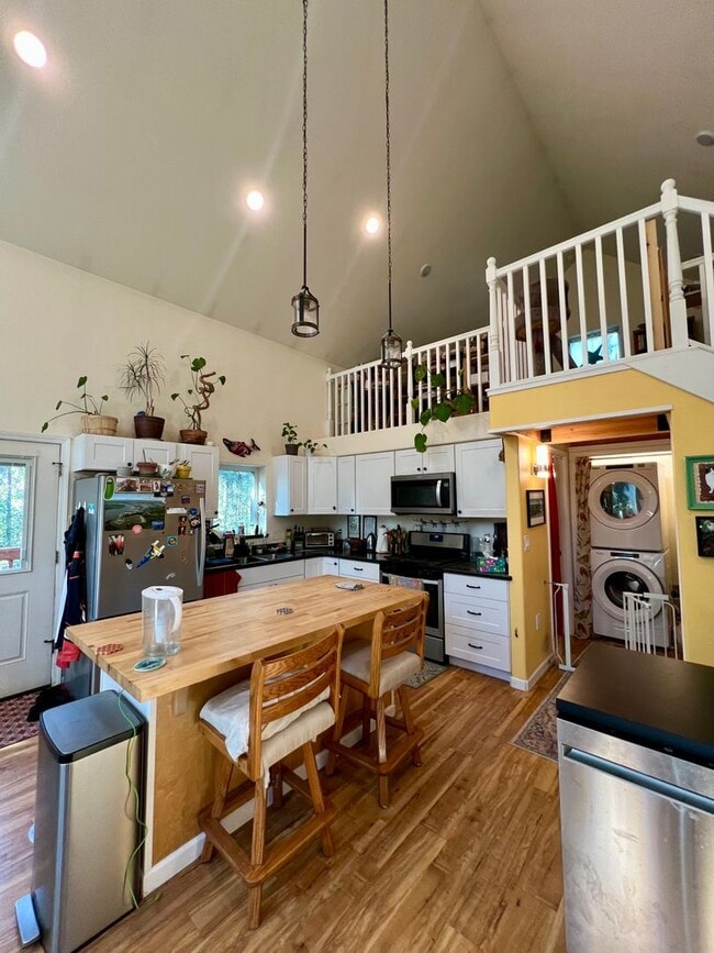 Building Photo - Available in October / 1-Bedroom with a Lo...