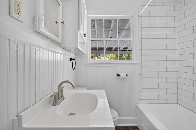 Building Photo - 216 E 57th St
