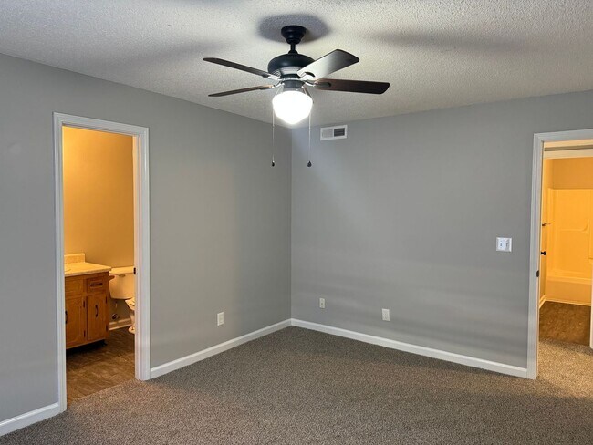 Building Photo - 3895 Northeast Dr
