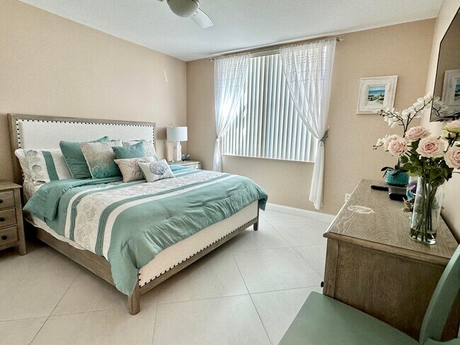 Building Photo - 806 E Windward Way