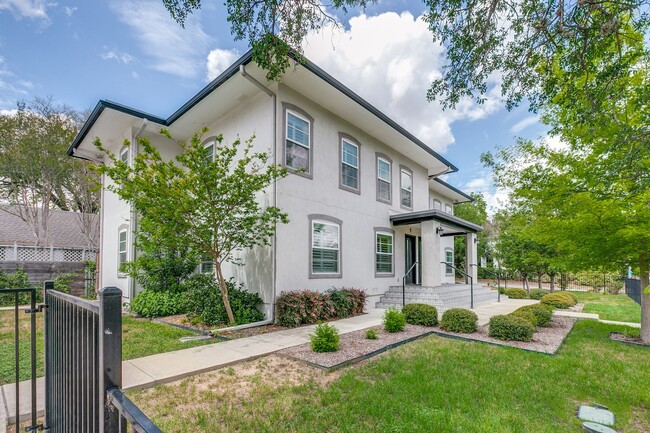 Building Photo - BEAUTIFUL FIRST FLOOR, 2-BEDROOM APARTMENT IN OLMOS PARK