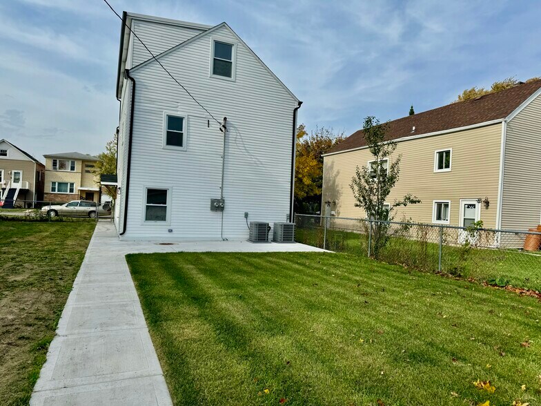 Building Photo - 3135 S 53rd Ave