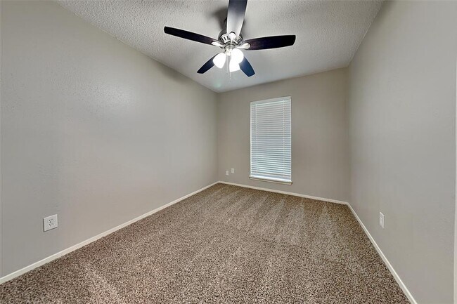 Building Photo - 18538 Spinney Ln