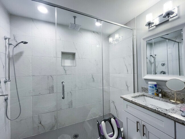 Building Photo - 1750 W Summerdale Ave