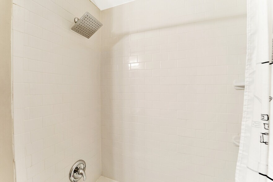 Building Photo - 613 S 16th St