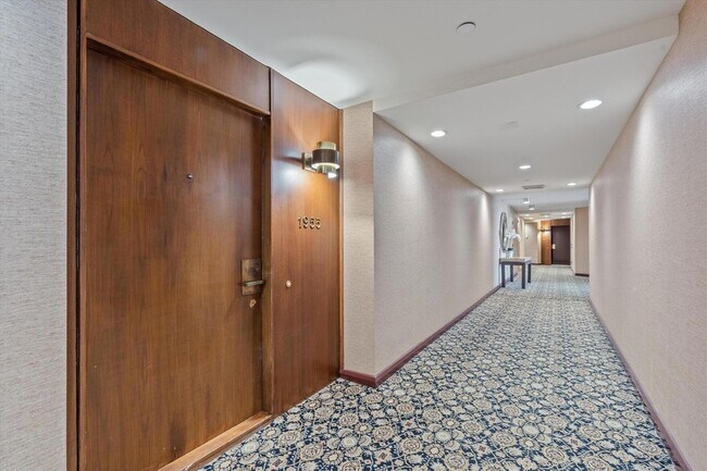 Building Photo - 100 Lakeshore Dr