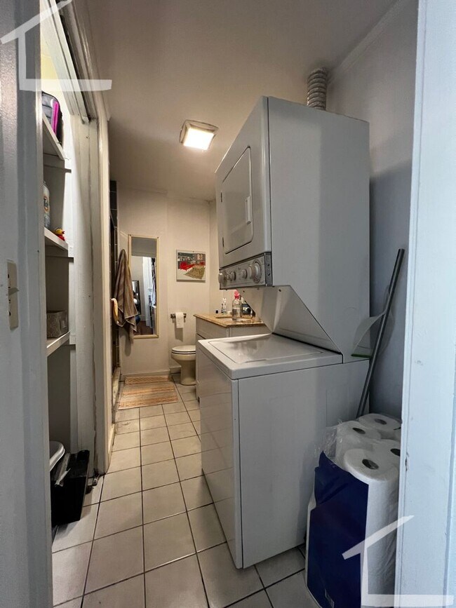 Building Photo - Large 3 Bedrooms on Washington Sq, In-Unit...