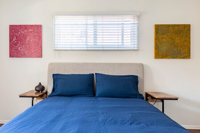 Building Photo - 12415 1/2 Chandler Blvd-A