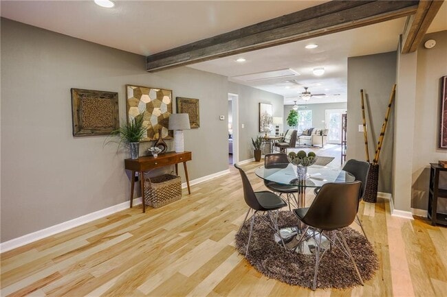 Building Photo - 407 W Odell St