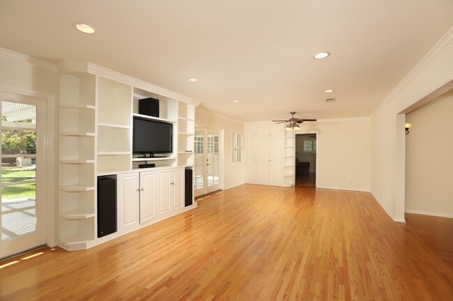 Building Photo - 605 Brightside Ln