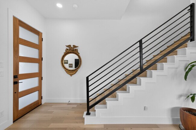 Building Photo - 719 Eleanor Ave
