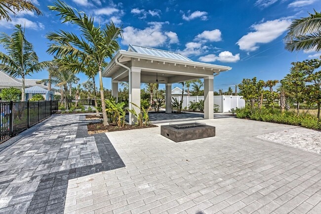 Building Photo - 2/2+Den Coach Home Available Annually!