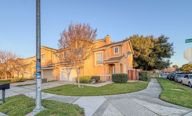 Building Photo - Fantastic. Three bedroom in Gilroy. Corner Lot