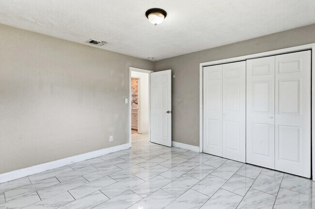 Building Photo - 2748 SW 46th Ct