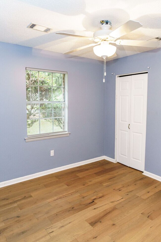 Building Photo - Beautiful 4 bedroom in the heart of Mossy ...