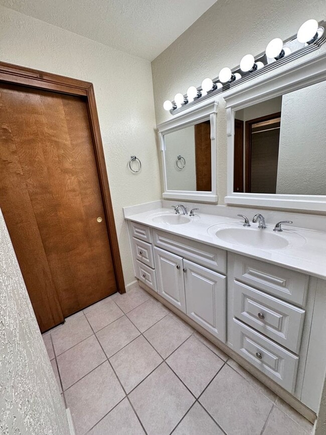 Building Photo - 2 Bedroom 2 Bath Townhome w/2 Car Garage and Refrigerated Air