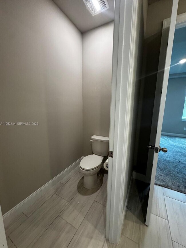 Building Photo - 6712 Cloverdale Ave