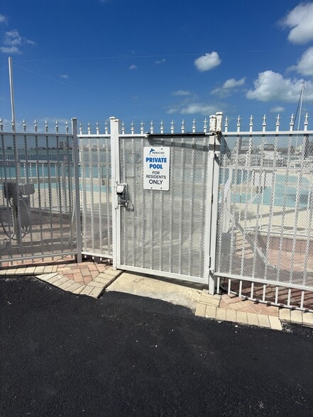 Building Photo - 100 Pierce St