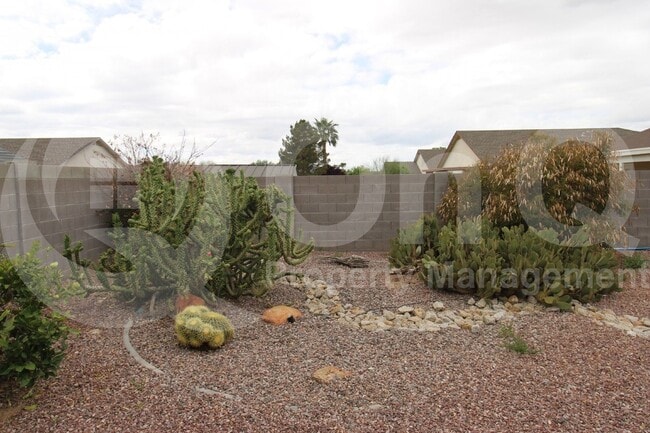 Building Photo - 4567 E Meadow Land Dr
