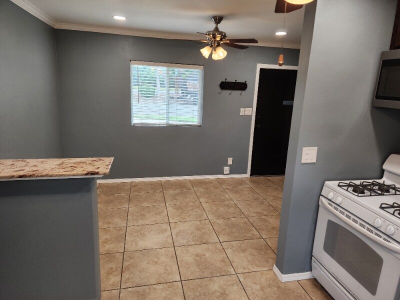 Building Photo - 715 S Pine St