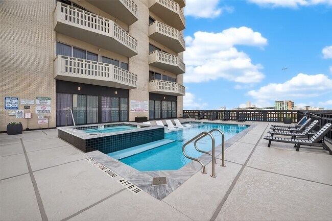 Building Photo - 2016 Main St