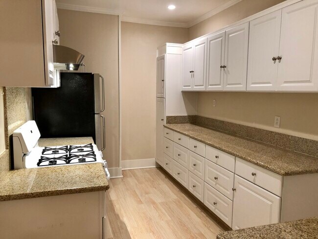 Building Photo - 420 S Berendo St