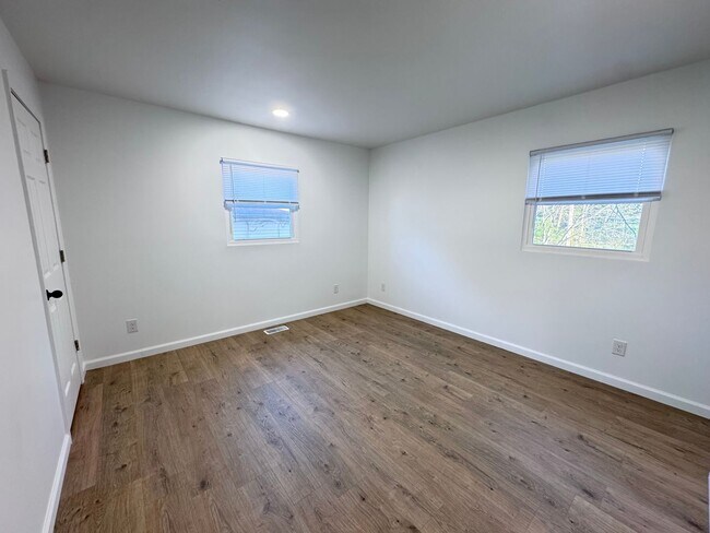 Building Photo - 3 Bedroom, 1 bath house with a bonus room